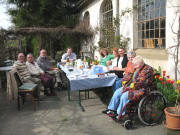 Gruppe Maisbachtal (bzw. wer halt da war) am 23.4.2006 vor der Pumpstation