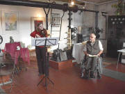 Zur Erffnung spielt Ilka Morlok aus Grnstadt Violine